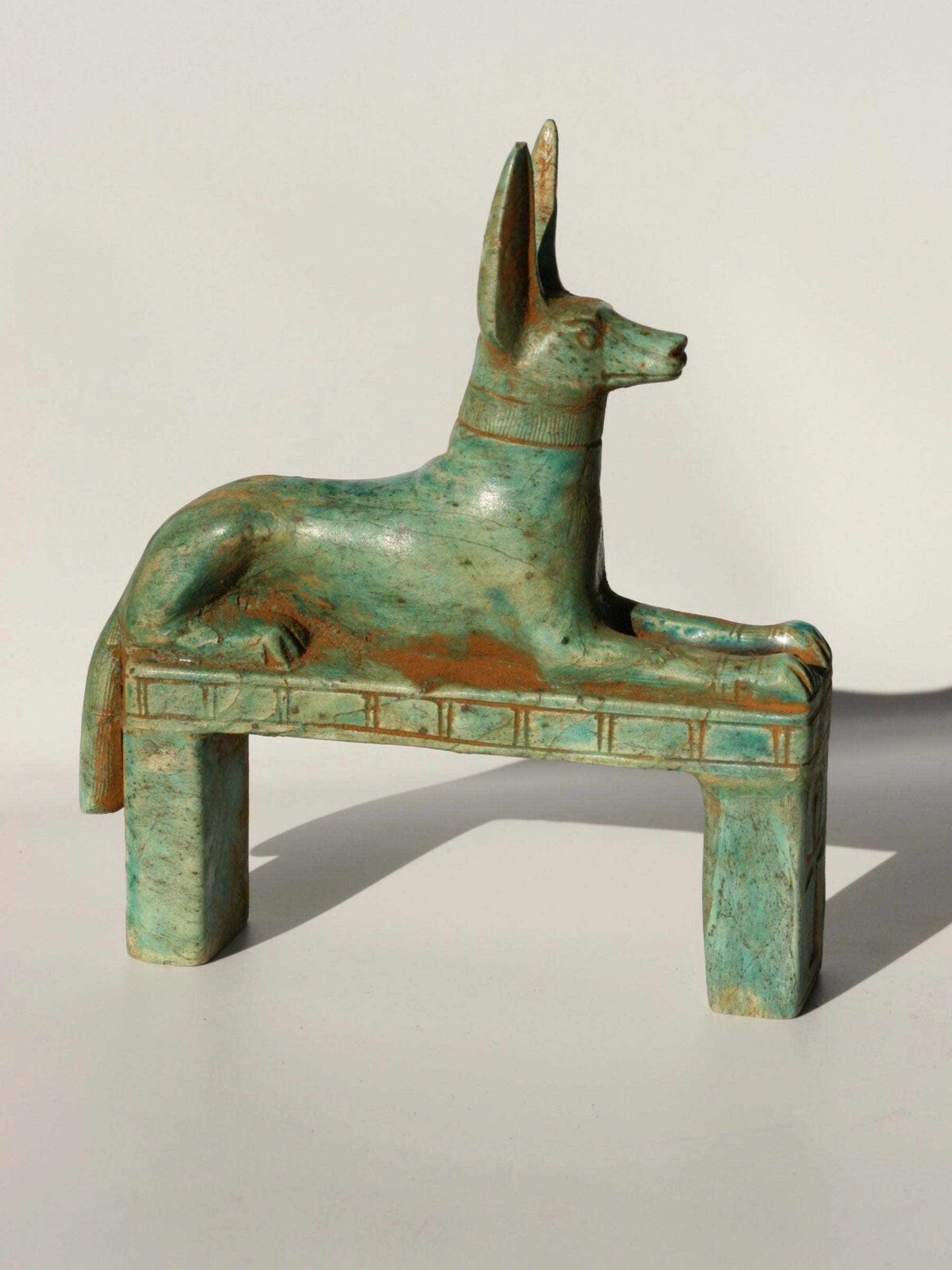 Anubis assis - Sculpture Artisanale Égyptienne – Série Limitée
