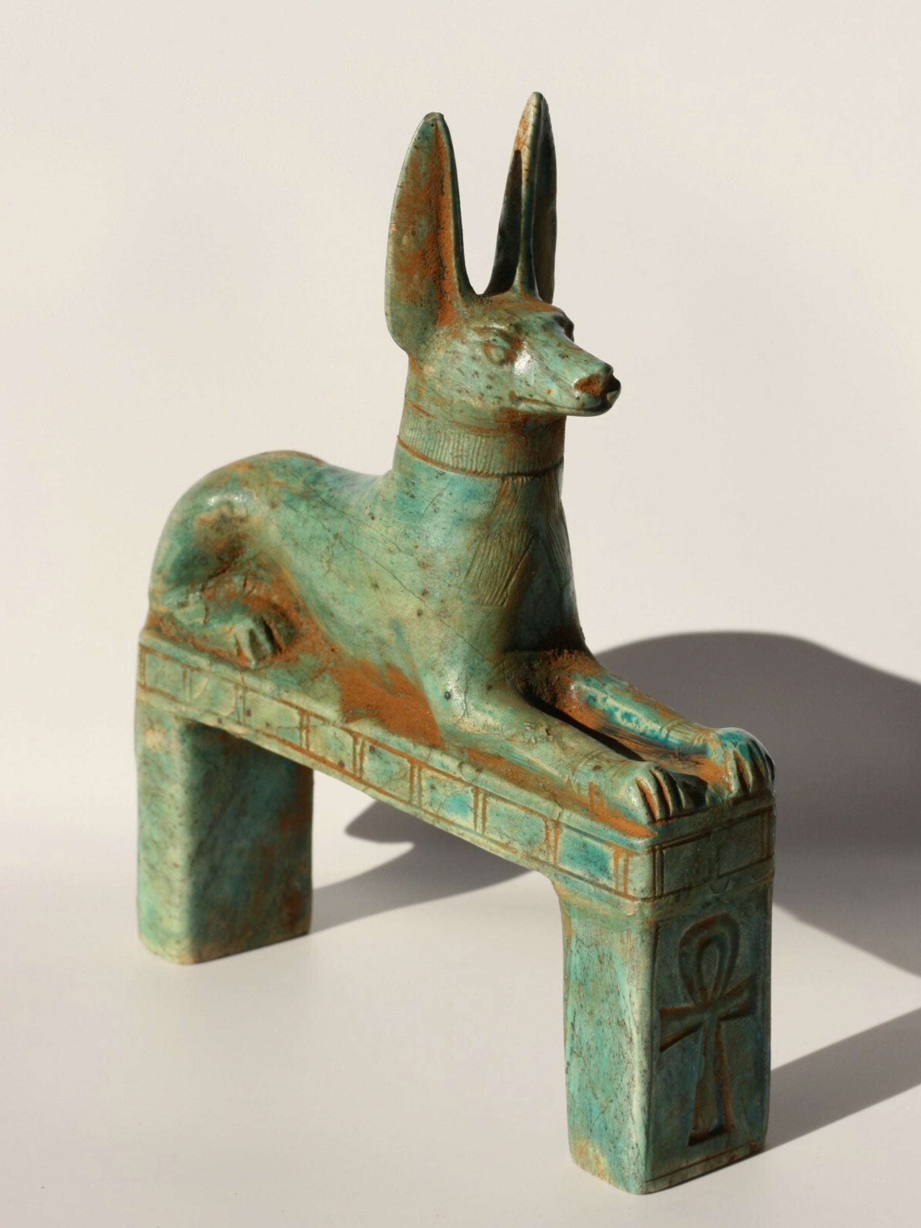 Anubis assis - Sculpture Artisanale Égyptienne – Série Limitée