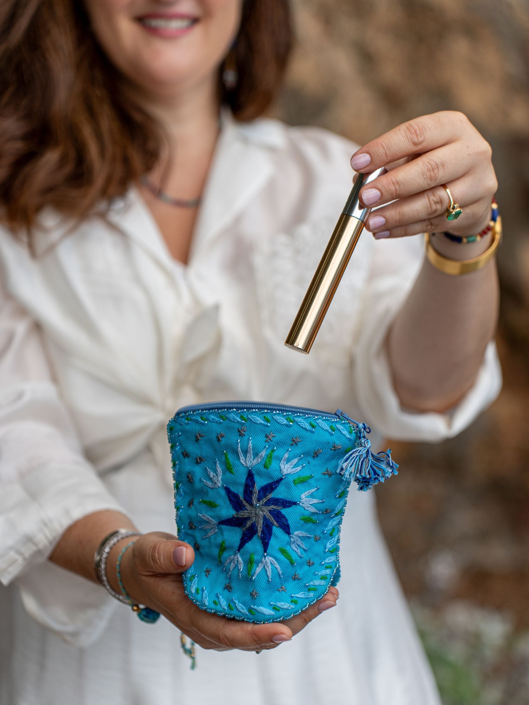 FR :
Pochette Nilazur #1 petite bleue avec broderies main et perles Miyuki – fait main en Égypte
ES :
Bolso Nilazur #1 pequeño azul con bordado a mano y perlas Miyuki – hecho a mano en Egipto
EN :
Nilazur #1 small blue pouch with hand embroidery and Miyuki beads – handmade in Egypt