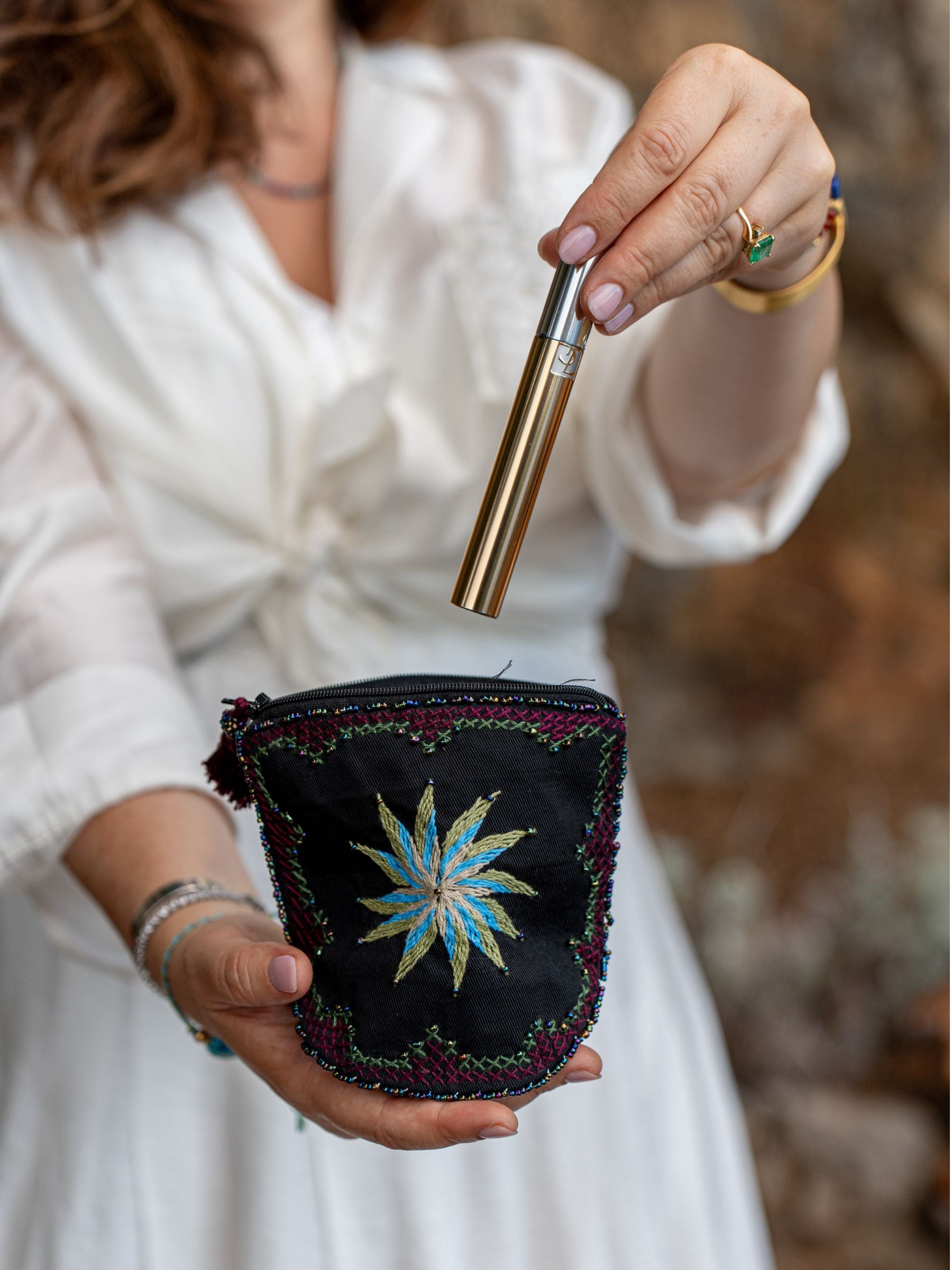 FR :
Pochette Nilazur #1 petite noire avec broderies main et perles Miyuki – fait main en Égypte
ES :
Bolso Nilazur #1 pequeño negro con bordado a mano y perlas Miyuki – hecho a mano en Egipto
EN :
Nilazur #1 small black pouch with hand embroidery and Miyuki beads – handmade in Egypt