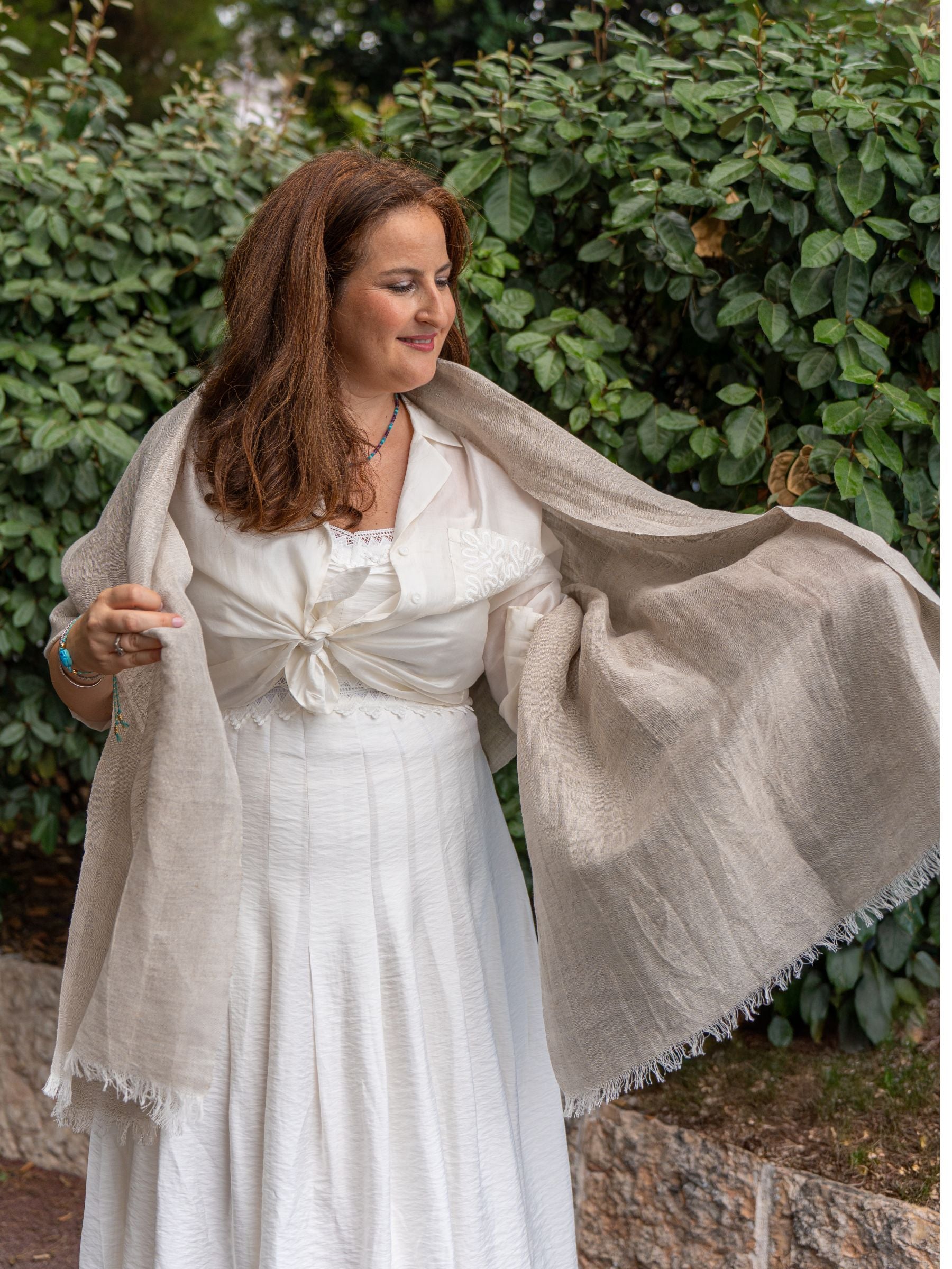 FR : Princesse Fawzia portant l’étole Nilazur N°1 beige, tissée main en Égypte, lin et coton.
EN : Princess Fawzia wearing the Nilazur N°1 beige stole, handcrafted in Egypt linen and cotton.
ES : Princesa Fawzia llevando la estola Nilazur N°1 beige, tejida a mano en Egipto lino y algodón.