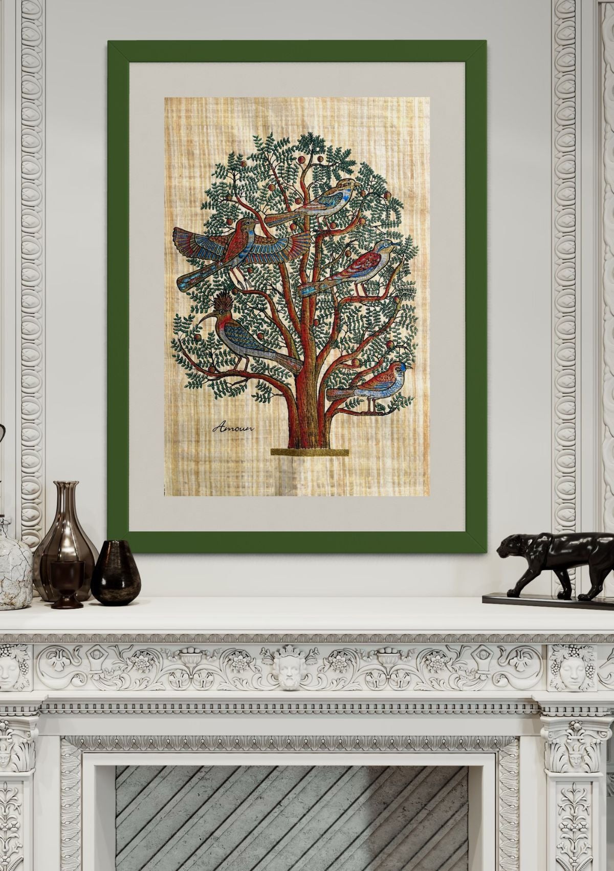 Décoration murale papyrus égyptien Arbre de vie 60 cm de large et 90 cm de haut Acacia et cinq oiseaux. Mise en scène du papyrus encadré et accroché à un mur au dessus d'une cheminée