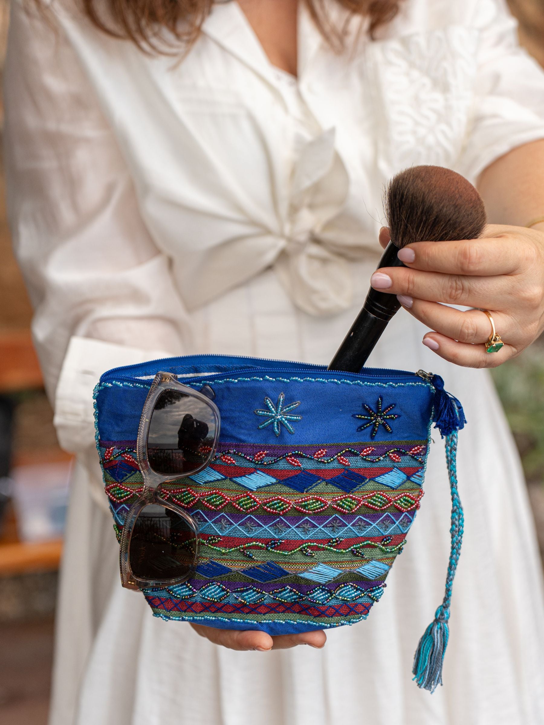 FR :
Trousse de maquillage artisanale Aurora bleu roi – Broderies main, perles Miyuki – Édition limitée – Fabriquée en Égypte
ES :
Estuche de maquillaje artesanal Aurora azul real – Bordado a mano, perlas Miyuki – Edición limitada – Hecho en Egipto
EN :
Aurora handmade makeup pouch in royal blue – Hand embroidery, Miyuki beads – Limited edition – Handmade in Egypt
