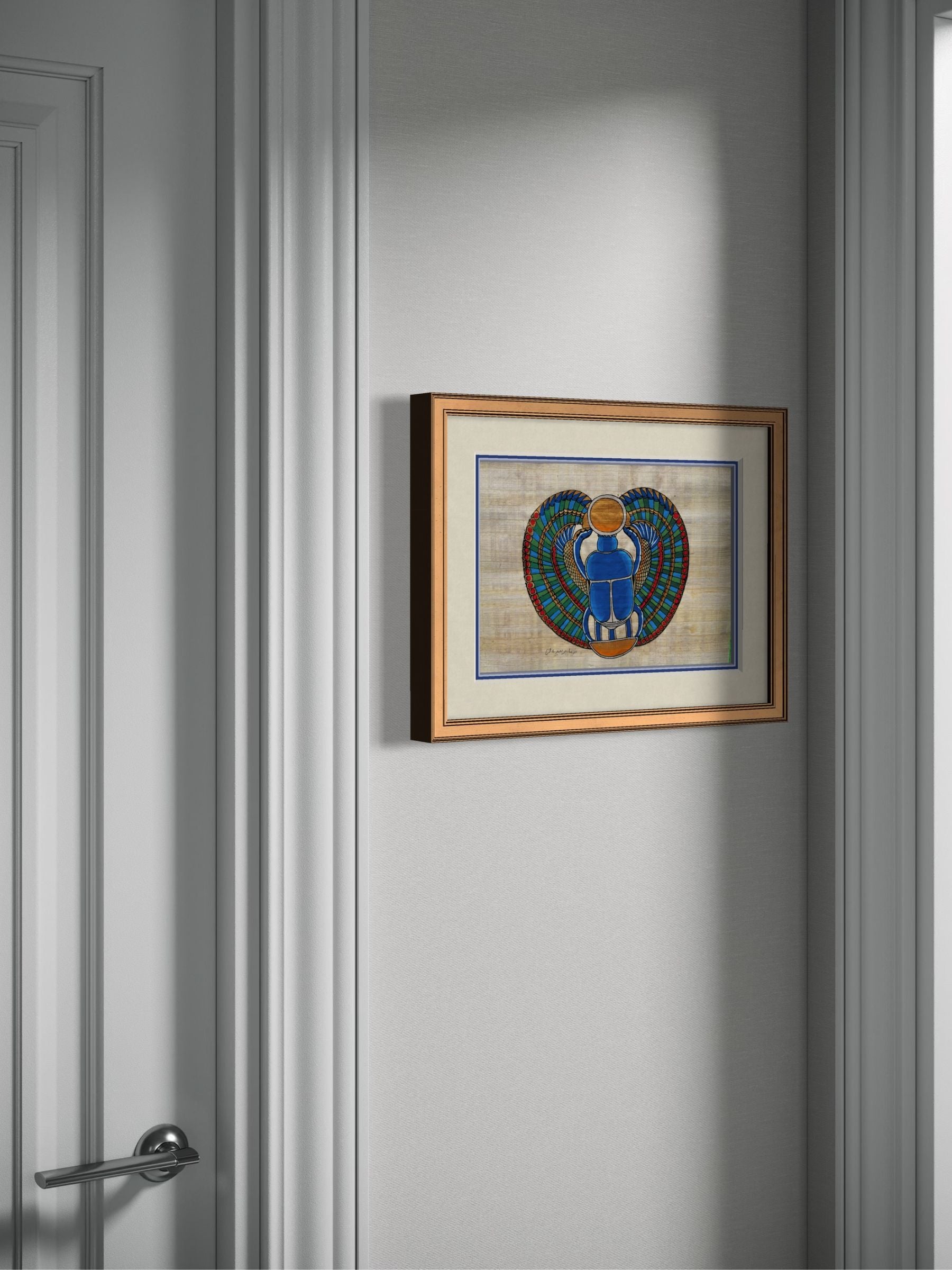 Papyrus scarabee egyptien aile encadre et presente sur un pan de mur