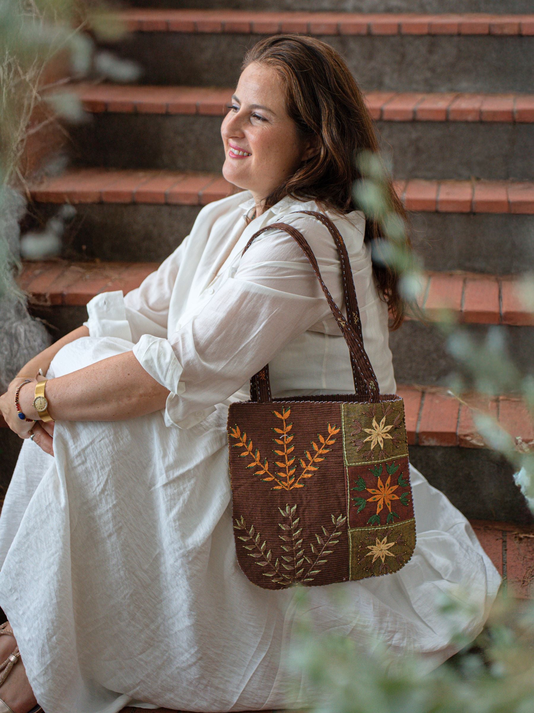Princesse Fawzia se prélassant et portant le Sac Nilazur Jardin Velours