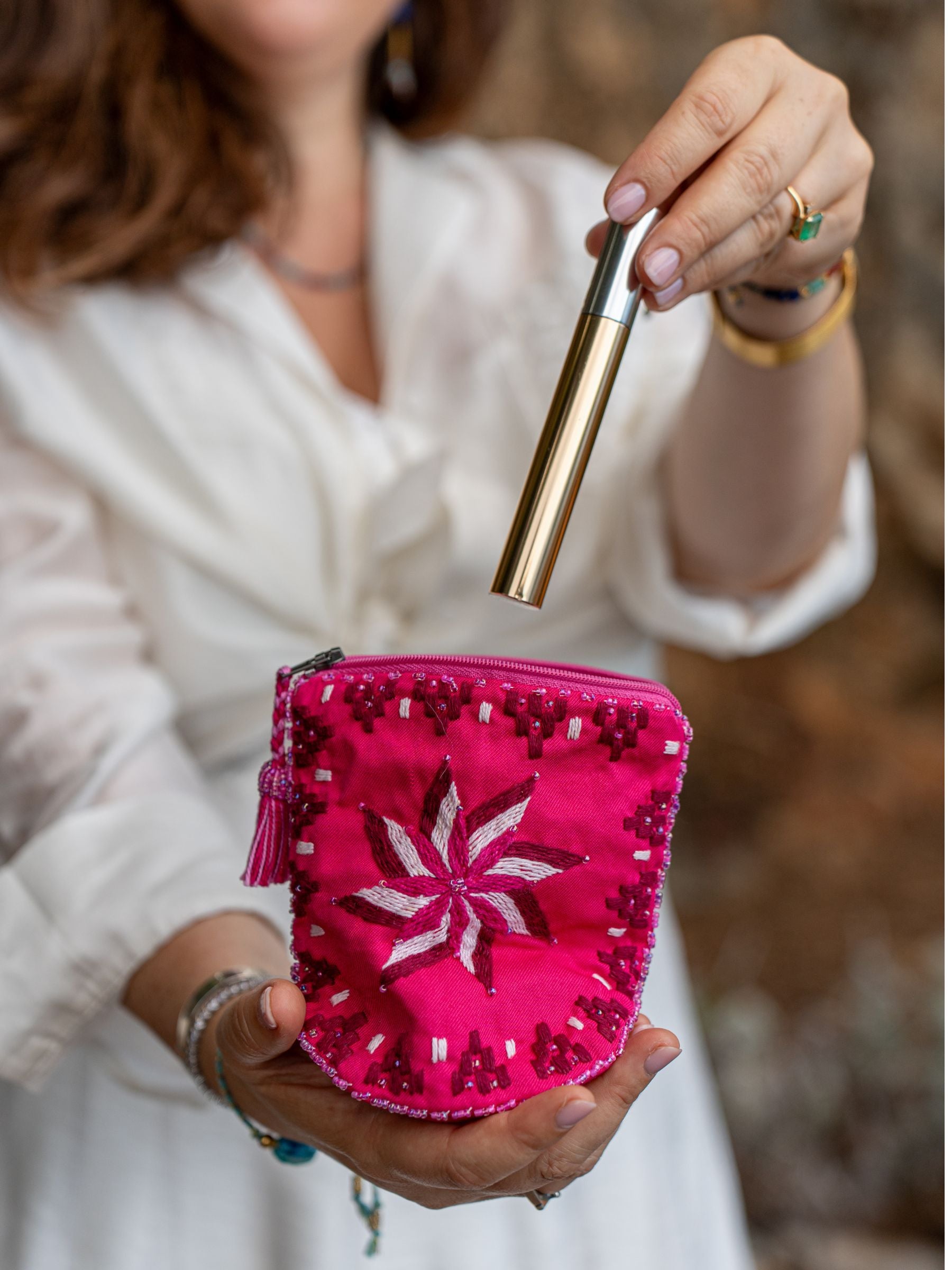 FR :
Pochette Nilazur #1 petite rose avec broderies main et perles Miyuki – fait main en Égypte
ES :
Bolso Nilazur #1 pequeña rosa con bordado a mano y perlas Miyuki – hecho a mano en Egipto
EN :
Nilazur #1 small pink pouch with hand embroidery and Miyuki beads – handmade in Egypt