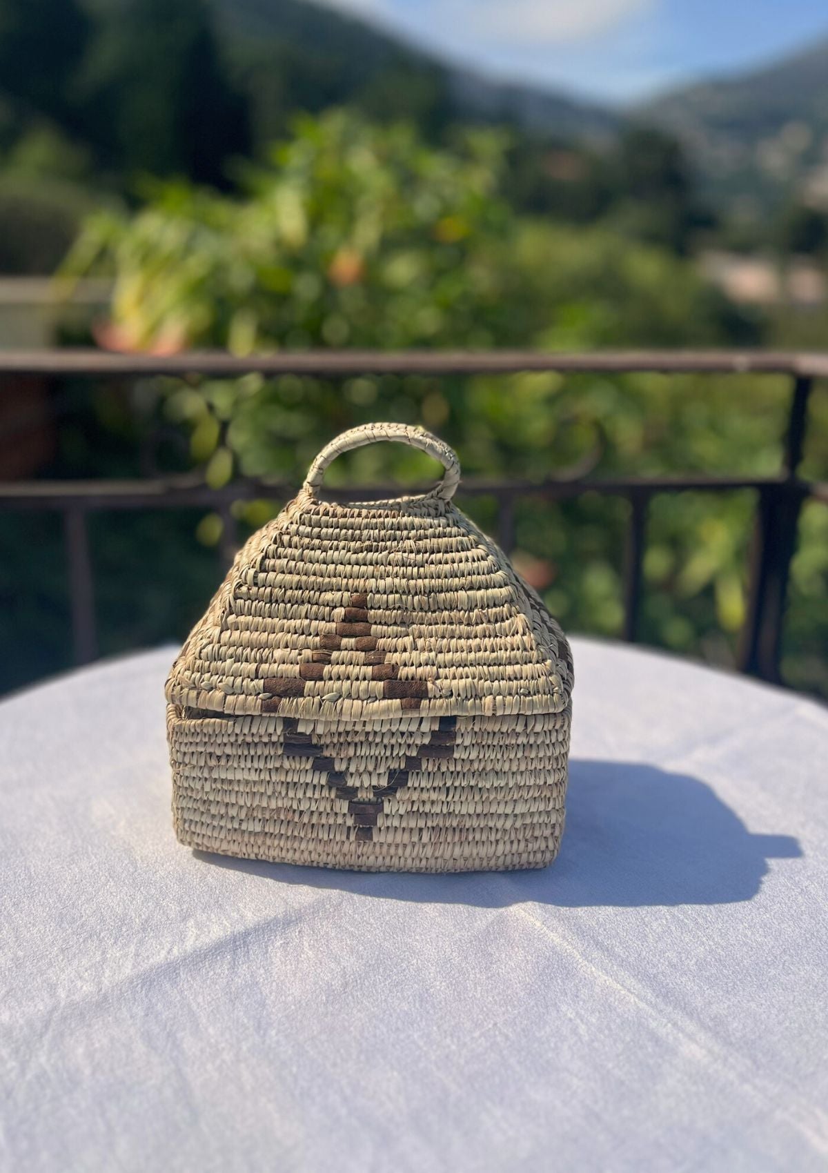 Scatola piramidale in foglia di palma doum