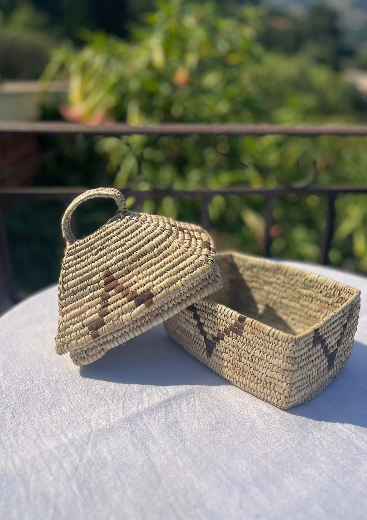 Scatola piramidale in foglia di palma doum