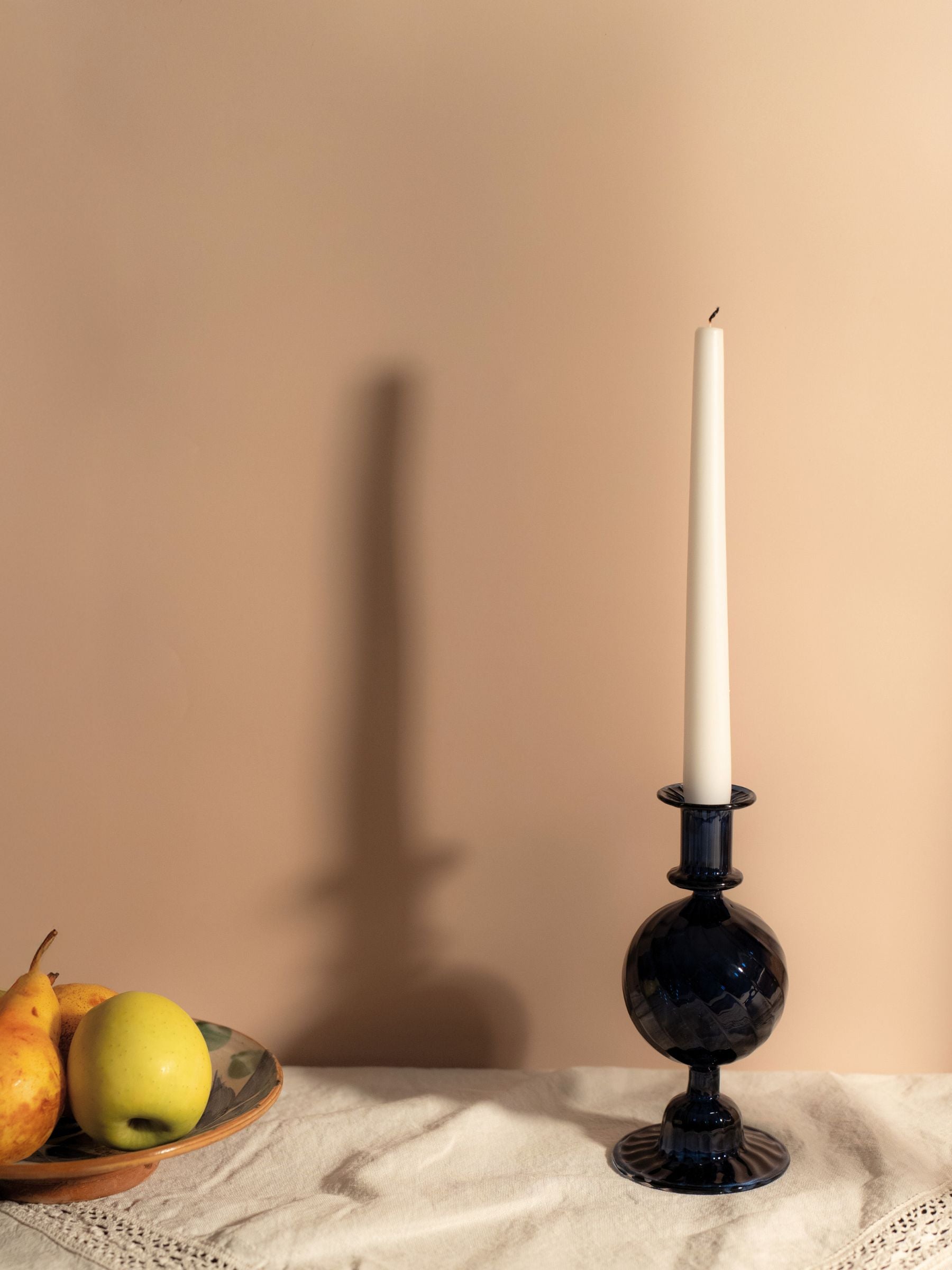 bougeoir artisanal en forme de sphere facete beaux reflets