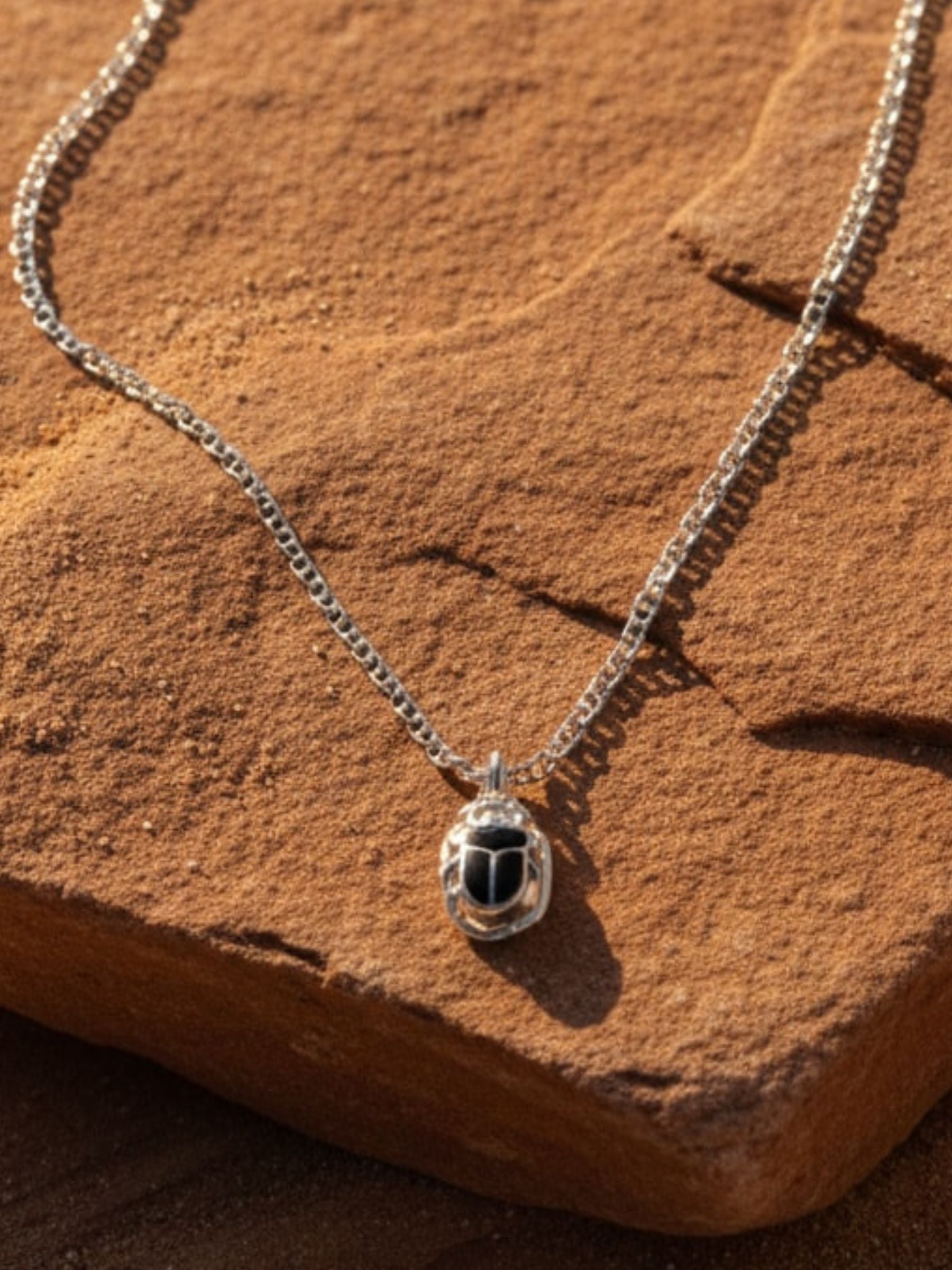 détails du pendentif scarabee egyptien rn argent et noir