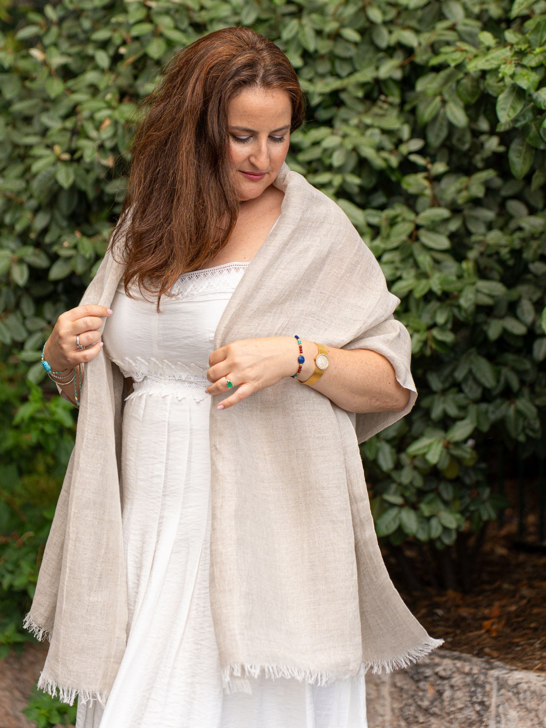 Étole femme beige en lin et coton portée avec une robe blanche
