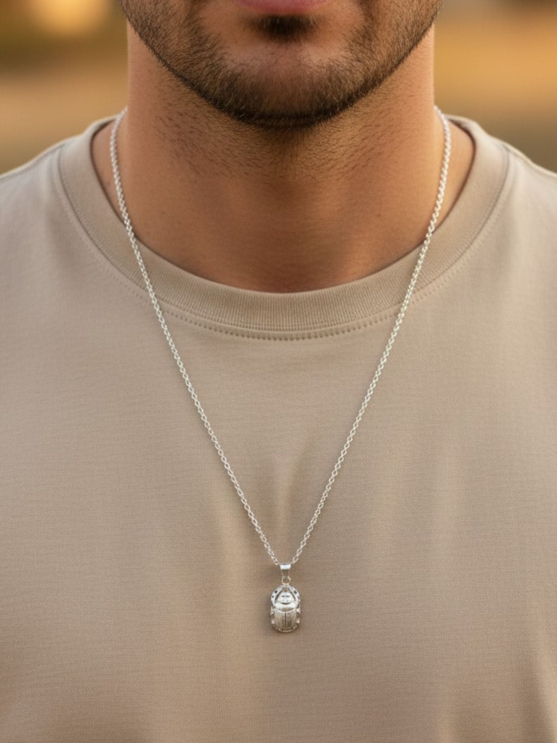 Gros plan sur le pendentif scarabée égyptien en argent 925, bijou artisanal détaillé et talisman protecteur
