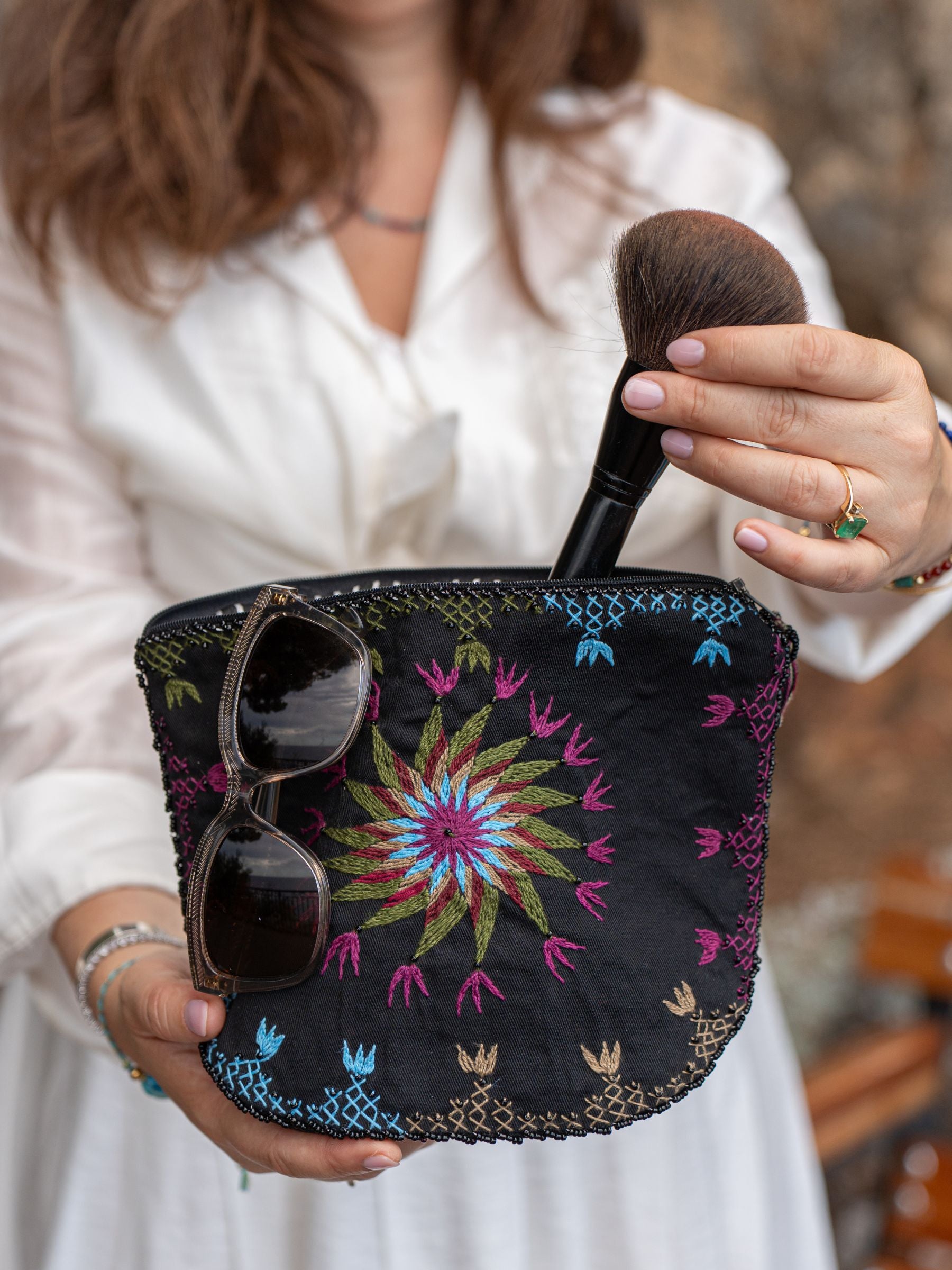 FR :
Pochette Nilazur #1 grande noire avec broderies main et perles Miyuki – fait main en Égypte
ES :
Bolso Nilazur #1 grande negro con bordado a mano y perlas Miyuki – hecho a mano en Egipto
EN :
Nilazur #1 large black pouch with hand embroidery and Miyuki beads – handmade in Egypt