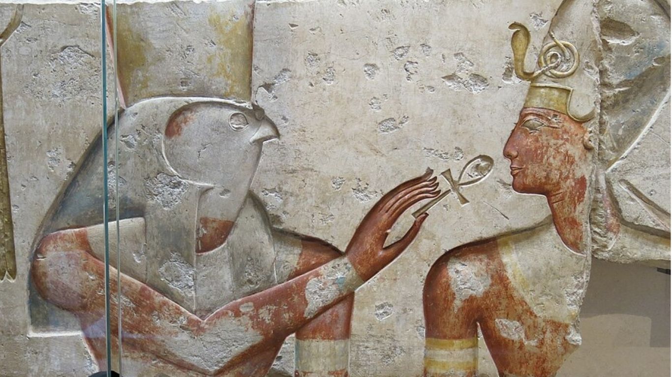 Horus offrant l’Ankh au pharaon Ramsès II, symbole égyptien de la vie éternelle sur un relief du temple d’Abydos maintenant au Musée du Louvre