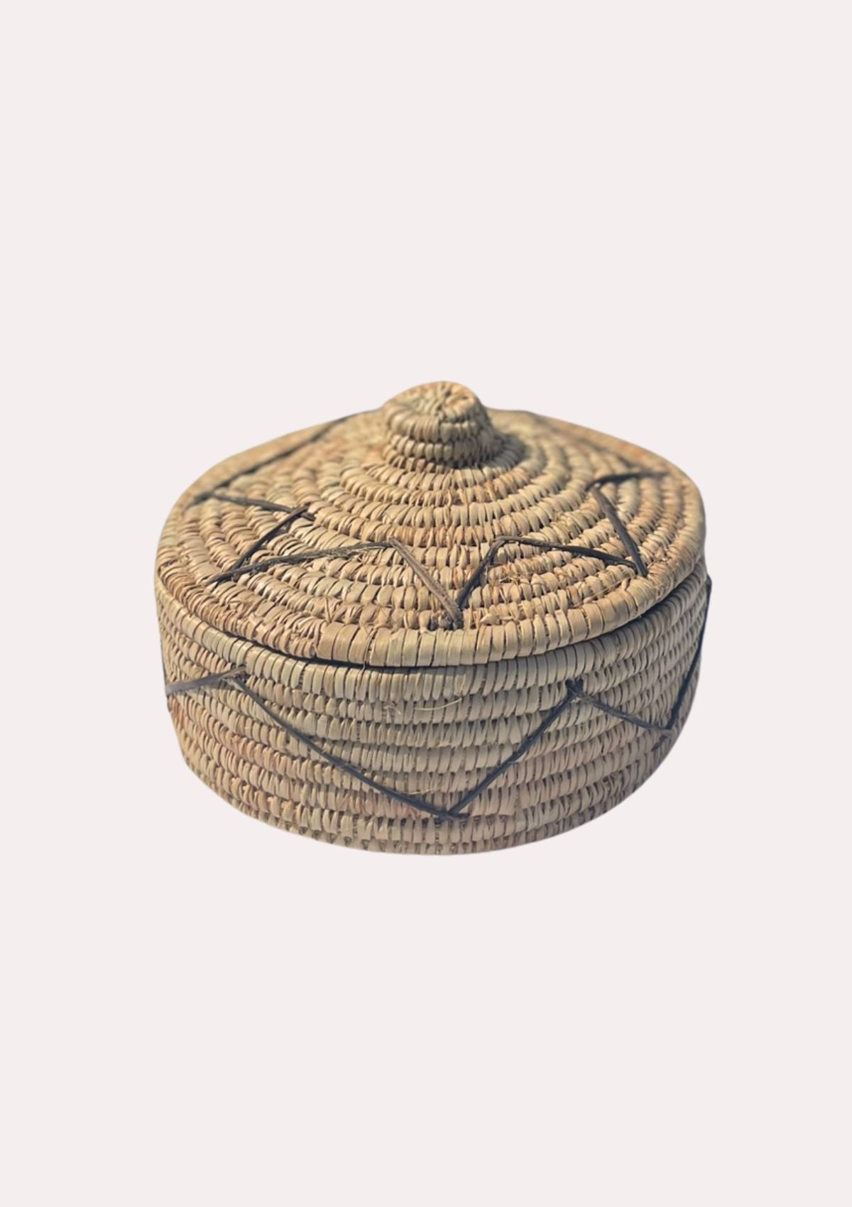 Caja cilíndrica de hoja de palma.