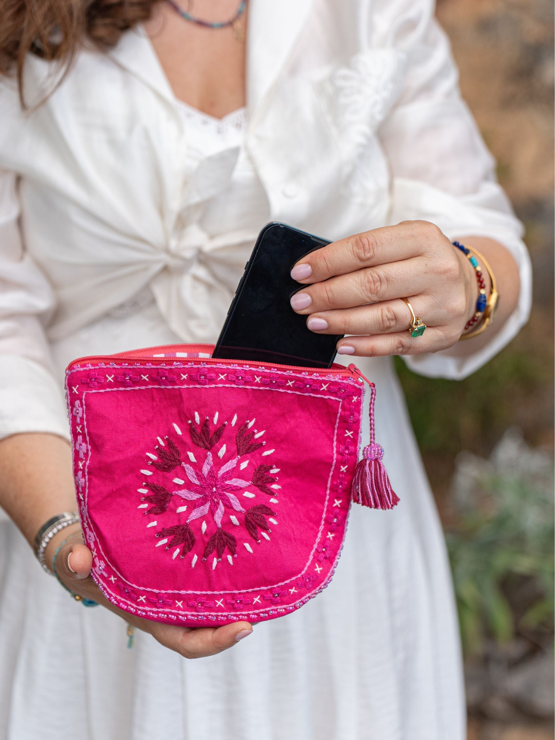 FR :
Pochette Nilazur #1 moyenne rose – Broderies main et perles Miyuki – Nilazur

ES :
Bolso Nilazur #1 mediana rosa – Bordado a mano y perlas Miyuki – Nilazur

EN :
Nilazur #1 medium pink pouch – Hand embroidery and Miyuki beads – Nilazur