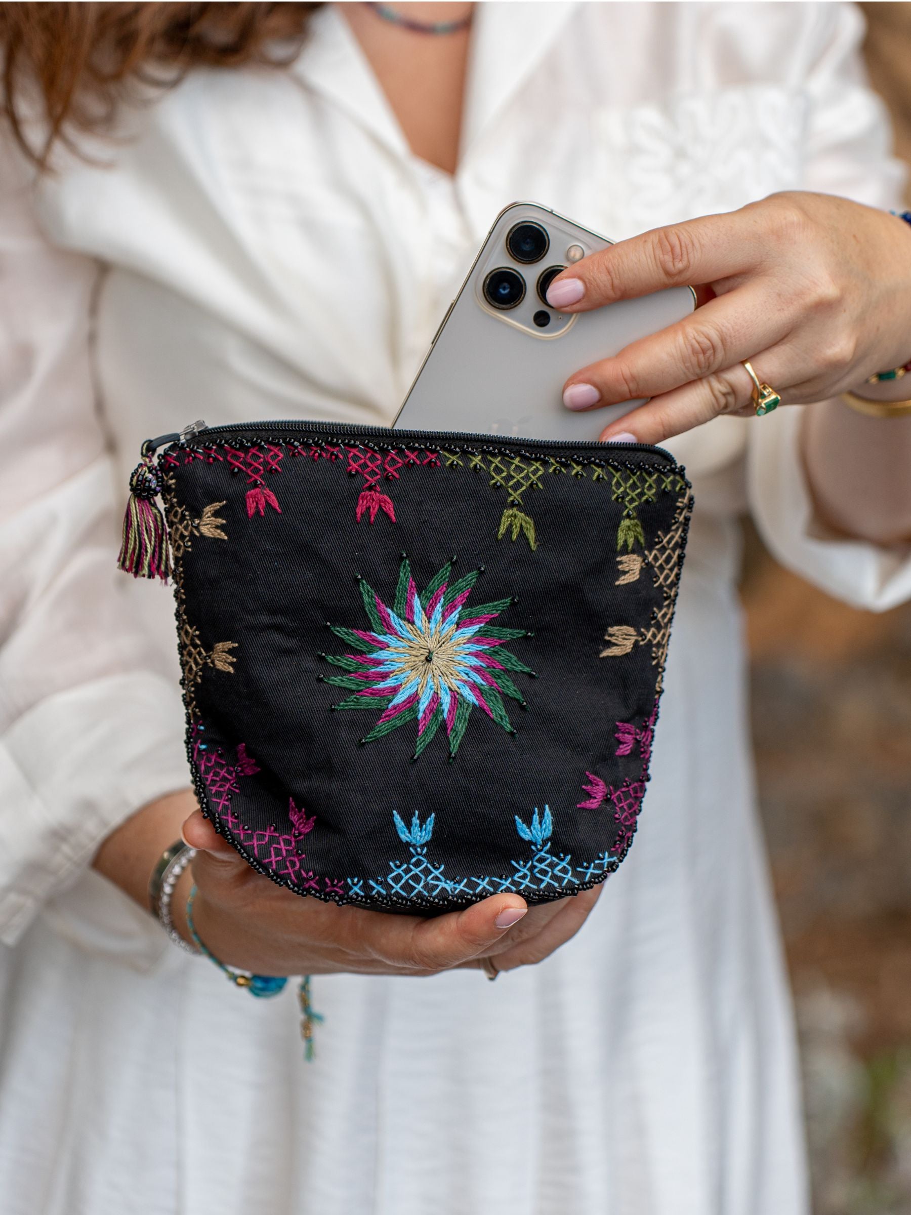 FR :
Pochette Nilazur #1 moyenne noire avec broderies main et perles Miyuki – fait main en Égypte

ES :
Bolso Nilazur #1 mediana negro con bordado a mano y perlas Miyuki – hecho a mano en Egipto

EN :
Nilazur #1 medium black pouch with hand embroidery and Miyuki beads – handmade in Egypt