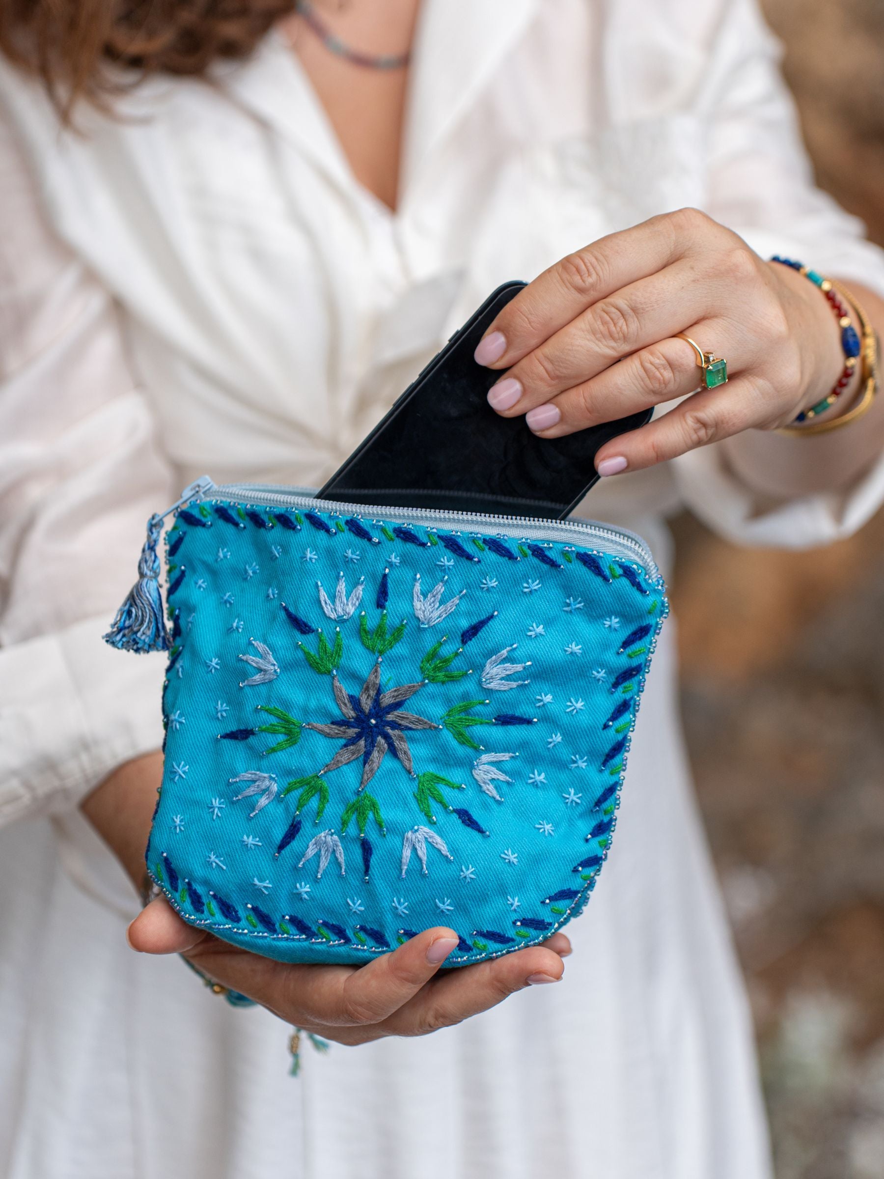 FR :
Pochette Nilazur #1 moyenne bleue avec broderies main et perles Miyuki – fait main en Égypte

ES :
Bolso Nilazur #1 mediana azul con bordado a mano y perlas Miyuki – hecho a mano en Egipto

EN :
Nilazur #1 medium blue pouch with hand embroidery and Miyuki beads – handmade in Egypt