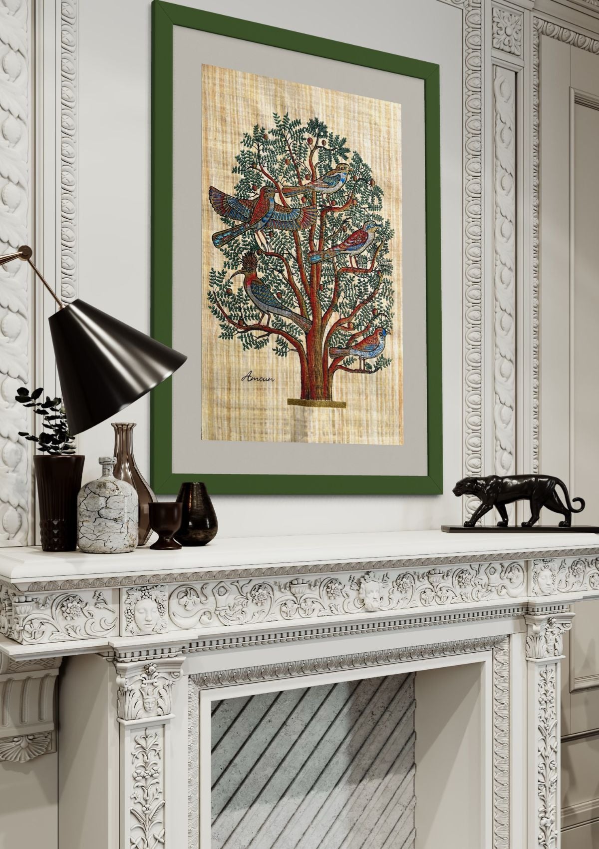 Décoration murale papyrus égyptien Arbre de vie 60 cm de large et 90 cm de haut Acacia et cinq oiseaux. Mise en scène du papyrus encadré et accroché à un mur au dessus d'une cheminée