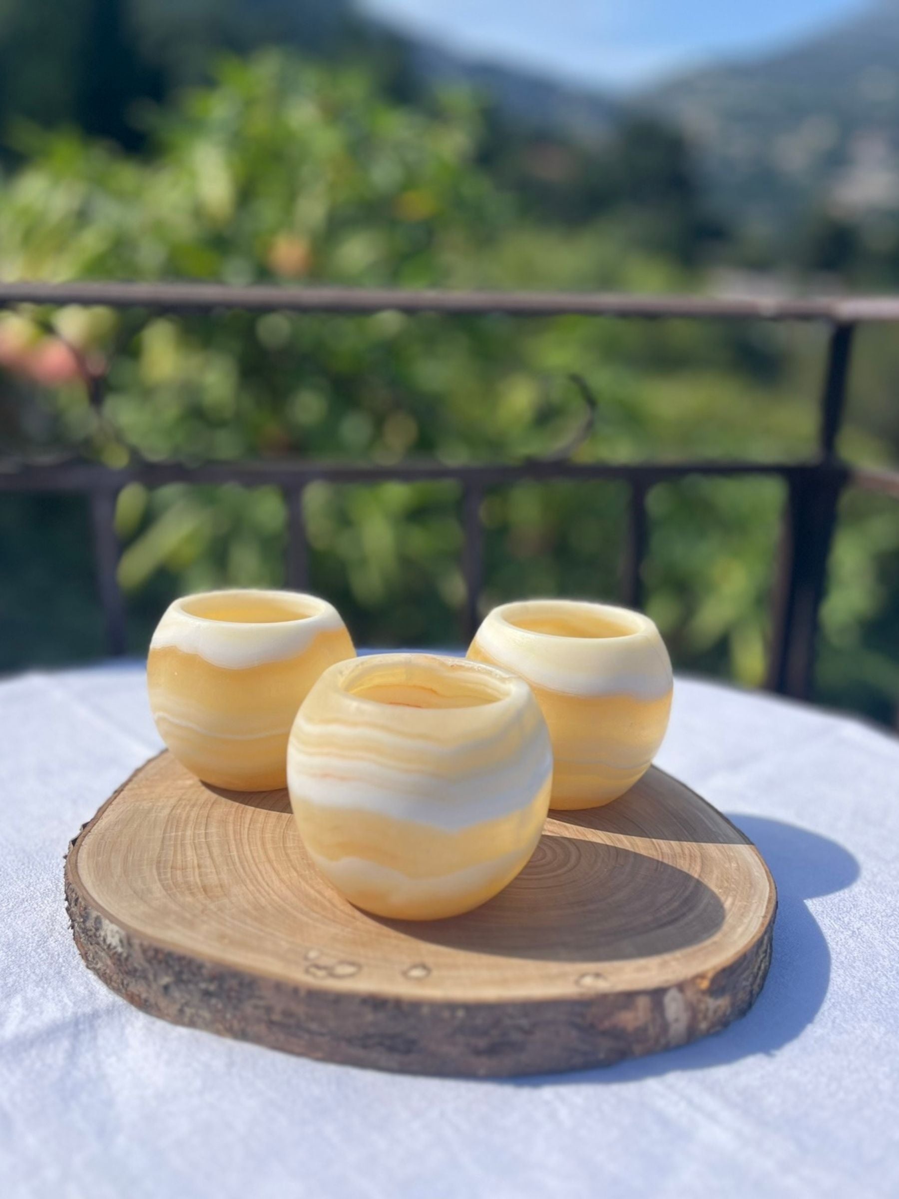 Photophore en albatre naturel d'Egypte sur une table dans un jardin-ensemble de trois petits