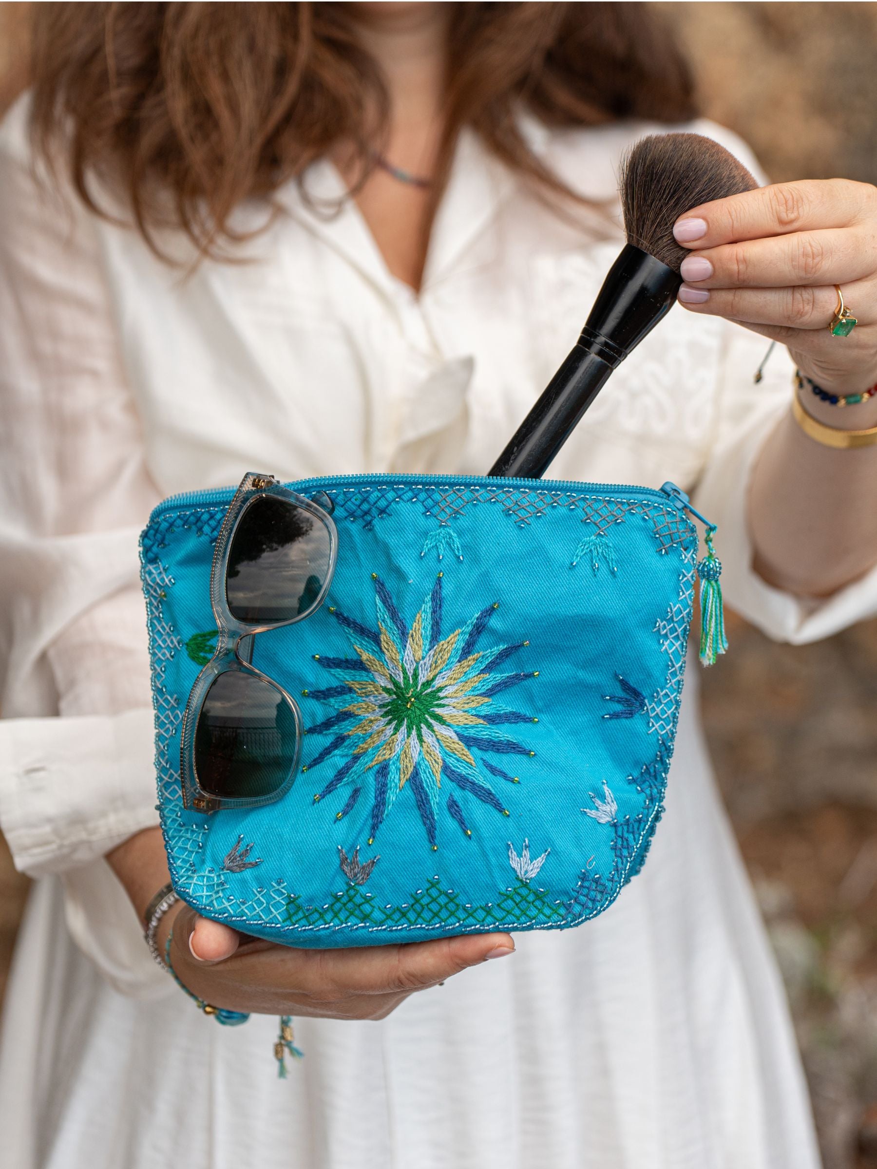 FR :
Pochette Nilazur #1 grande bleue avec broderies main et perles Miyuki – fait main en Égypte

ES :
Bolso Nilazur #1 grande azul con bordado a mano y perlas Miyuki – hecho a mano en Egipto

EN :
Nilazur #1 large blue pouch with hand embroidery and Miyuki beads – handmade in Egypt
