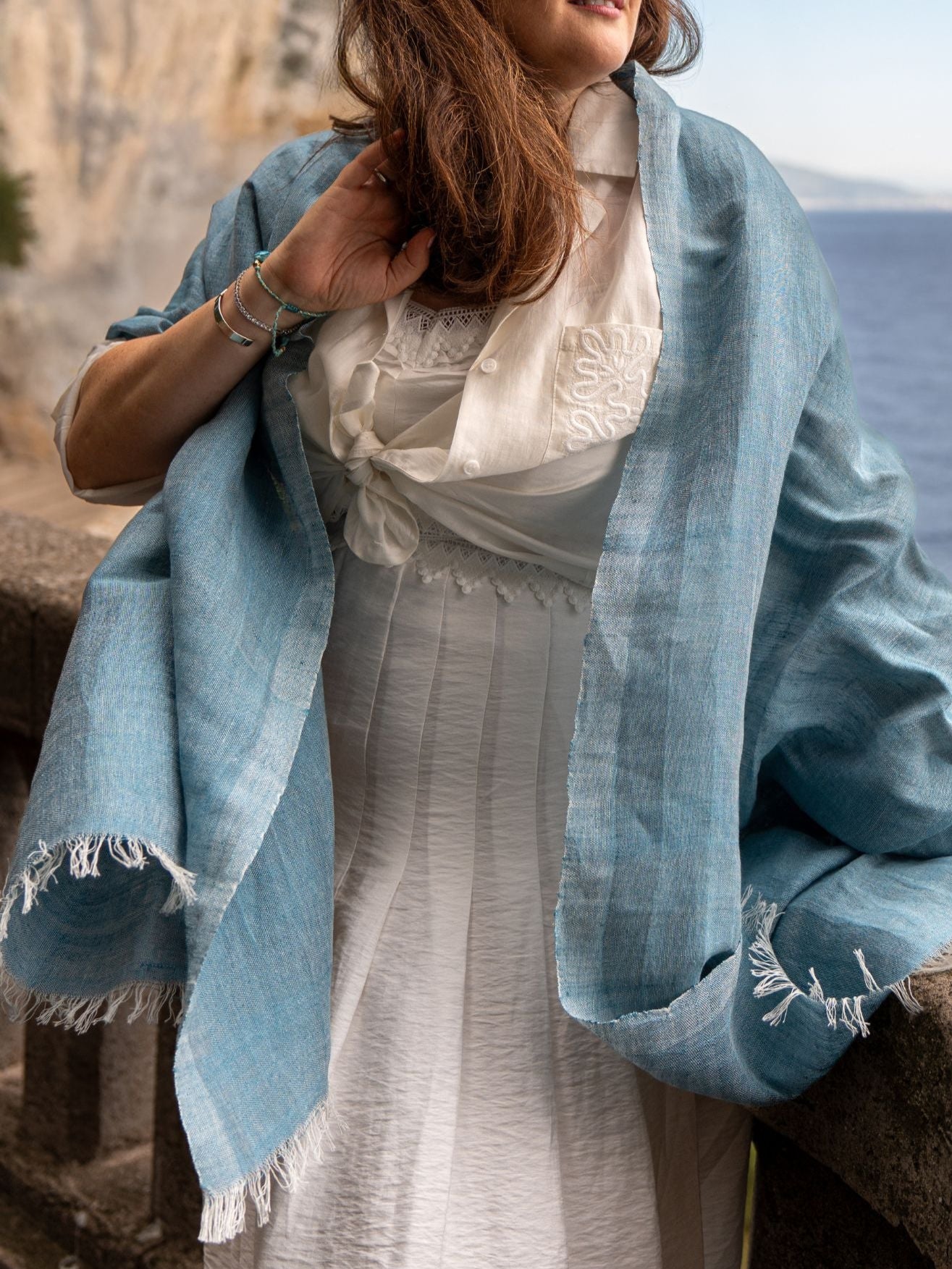  Etole femme bleu en lin et coton portee sur les epaules