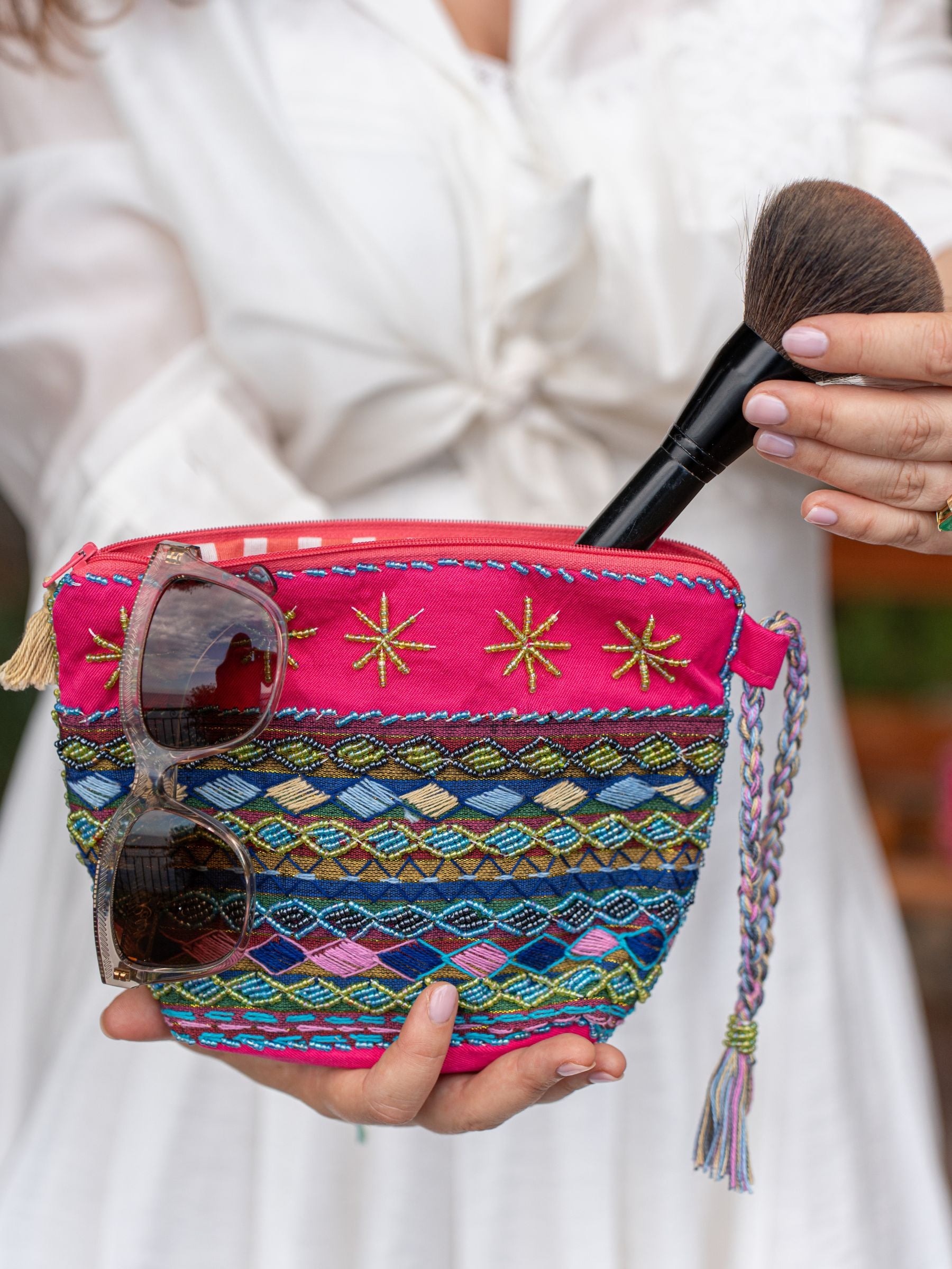 FR :
Trousse de maquillage artisanale Aurora rose – Broderies main, perles Miyuki – Édition limitée – Fabriquée en Égypte
ES :
Estuche de maquillaje artesanal Aurora rosa – Bordado a mano, perlas Miyuki – Edición limitada – Hecho en Egipto
EN :
Aurora handmade makeup pouch in pink – Hand embroidery, Miyuki beads – Limited edition – Handmade in Egypt