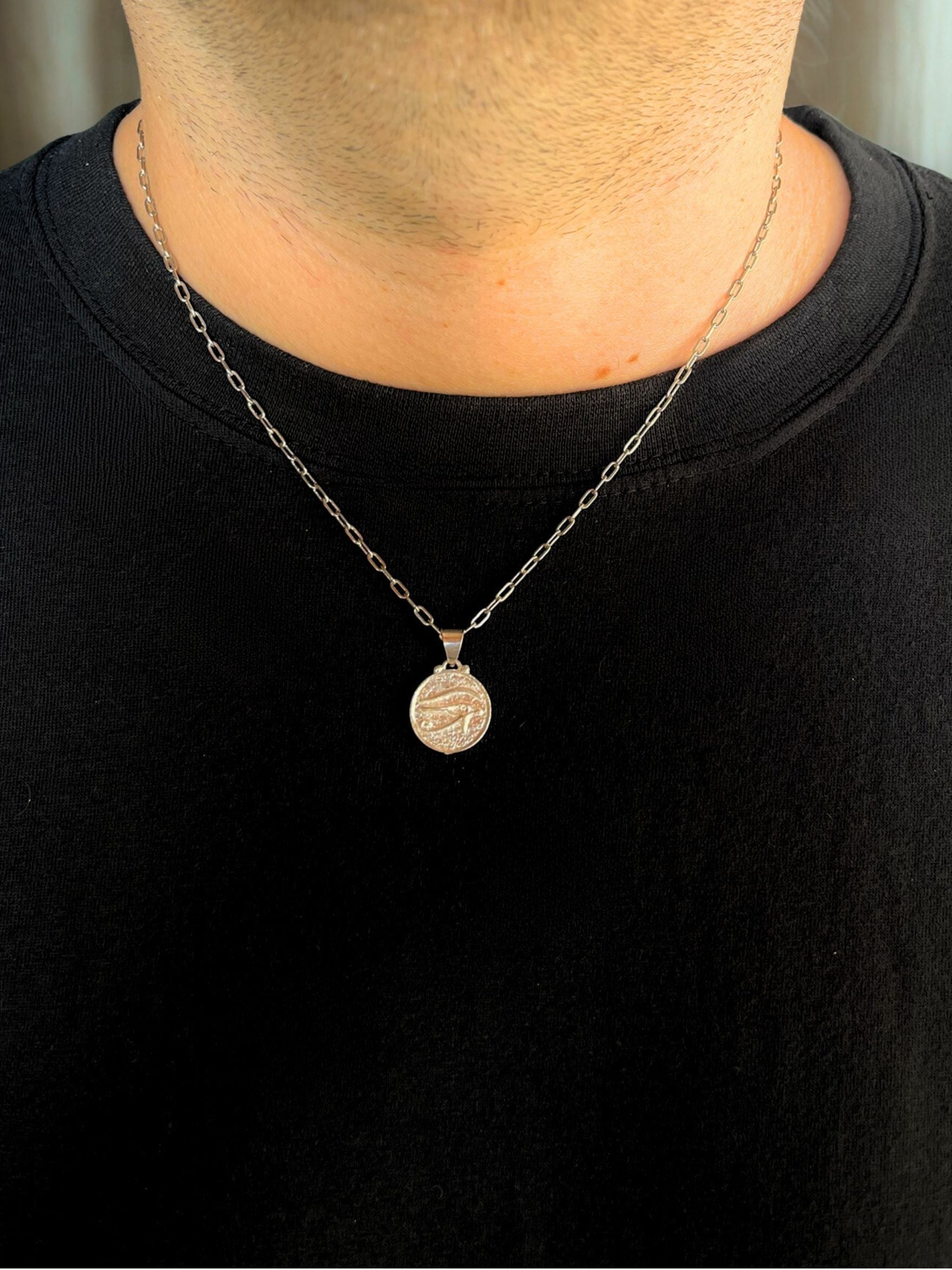 médaillon et pendentif d'Egypte représentant  l'œil d'Horus en argent massif