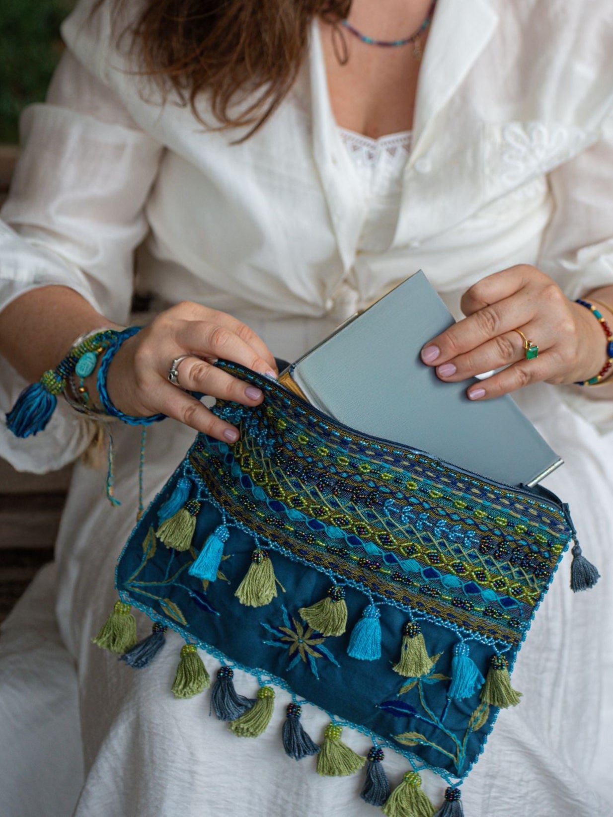 FR :
Pouch bag Sisterhood artisanal – Broderies main, perles Miyuki – Édition limitée – Fabriqué en Égypte – Nilazur

ES :
Bolso pouch Sisterhood artesanal – Bordado a mano, perlas Miyuki – Edición limitada – Hecho en Egipto – Nilazur

EN :
Sisterhood handmade pouch bag – Hand embroidery, Miyuki beads – Limited edition – Handmade in Egypt – Nilazur