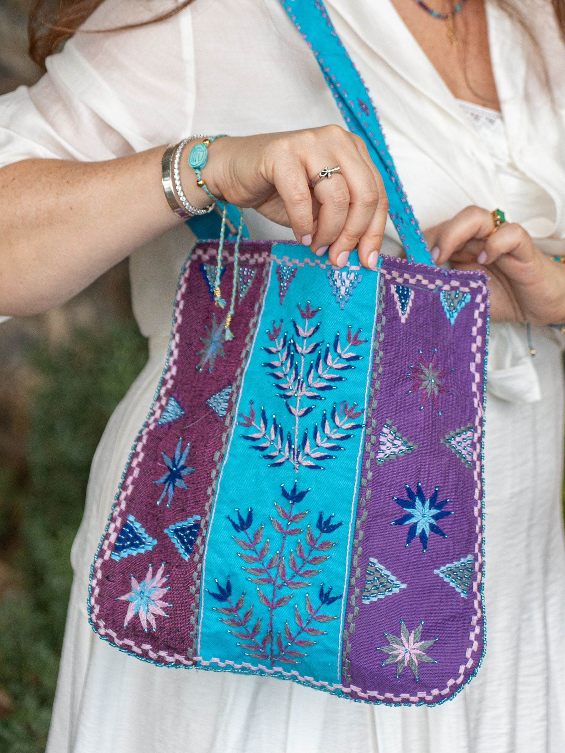 Détail du sac à main Nilazur brodé main, motif lavande du désert turquoise et lavandée, perles Miyuki