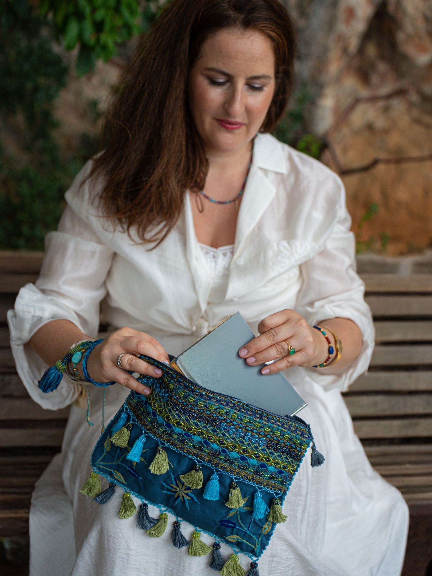 FR :
Pouch bag Sisterhood artisanal, brodé main avec perles Miyuki. Fabrication éthique en Égypte. Achat solidaire avec Nilazur.

ES :
Bolso pouch Sisterhood artesanal con bordado a mano y perlas Miyuki. Fabricación ética en Egipto. Compra solidaria con Nilazur.

EN :
Sisterhood handmade pouch bag with hand embroidery and Miyuki beads. Ethical made in Egypt. Support education with Nilazur purchase