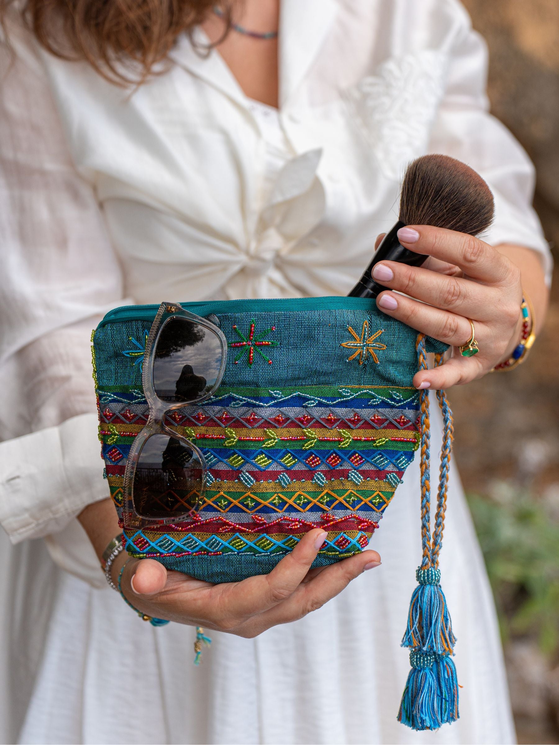 FR :
Trousse de maquillage artisanale Aurora bleue jean – Broderies main, perles Miyuki – Édition limitée – Fabriquée en Égypte

ES :
Estuche de maquillaje artesanal Aurora azul denim – Bordado a mano, perlas Miyuki – Edición limitada – Hecho en Egipto

EN :
Aurora handmade makeup pouch in denim blue – Hand embroidery, Miyuki beads – Limited edition – Handmade in Egypt